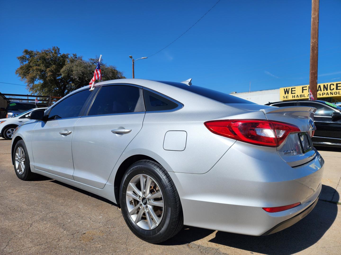 2017 SILVER Hyundai Sonata SE (5NPE24AF8HH) with an 2.4L L4 DOHC 16V engine, 7A transmission, located at 2660 S.Garland Avenue, Garland, TX, 75041, (469) 298-3118, 32.885551, -96.655602 - Welcome to DallasAutos4Less, one of the Premier BUY HERE PAY HERE Dealers in the North Dallas Area. We specialize in financing to people with NO CREDIT or BAD CREDIT. We need proof of income, proof of residence, and a ID. Come buy your new car from us today!! This is a very clean 2017 HYUNDAI SON - Photo#5